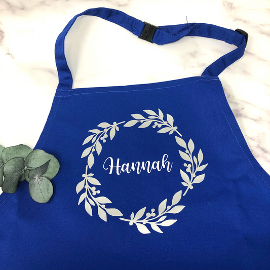 Kinderschürze personalisiert mit Blätterkranz und Name, zum Backen, Basteln und Gärtnern - Wunschname und 7 Farben