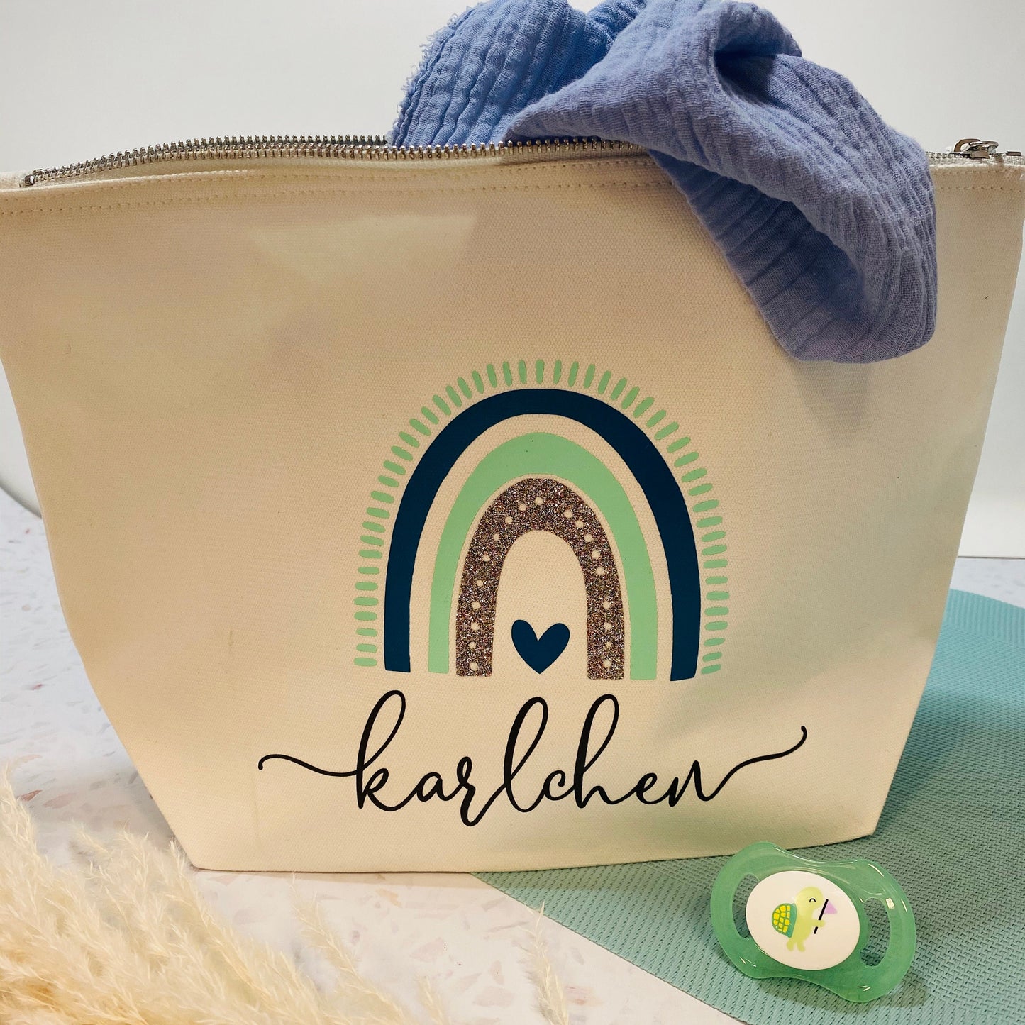 Praktische Windeltasche oder Kosmetiktasche fürs Baby mit einem Regenbogen mit Glitzer und mit Namen personalisiert