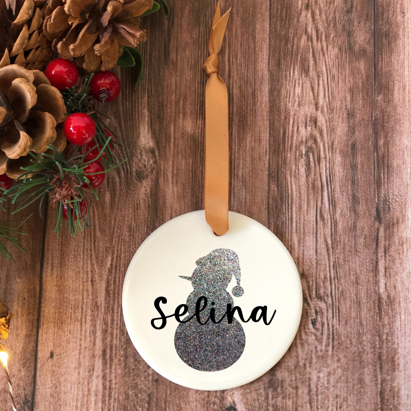 Weihnachtsanhänger Keramik mit Motiv - Anhänger personalisiert mit Namen - Weihnachtskugel Alternative - Geschenkanhänger - 7,5 cm