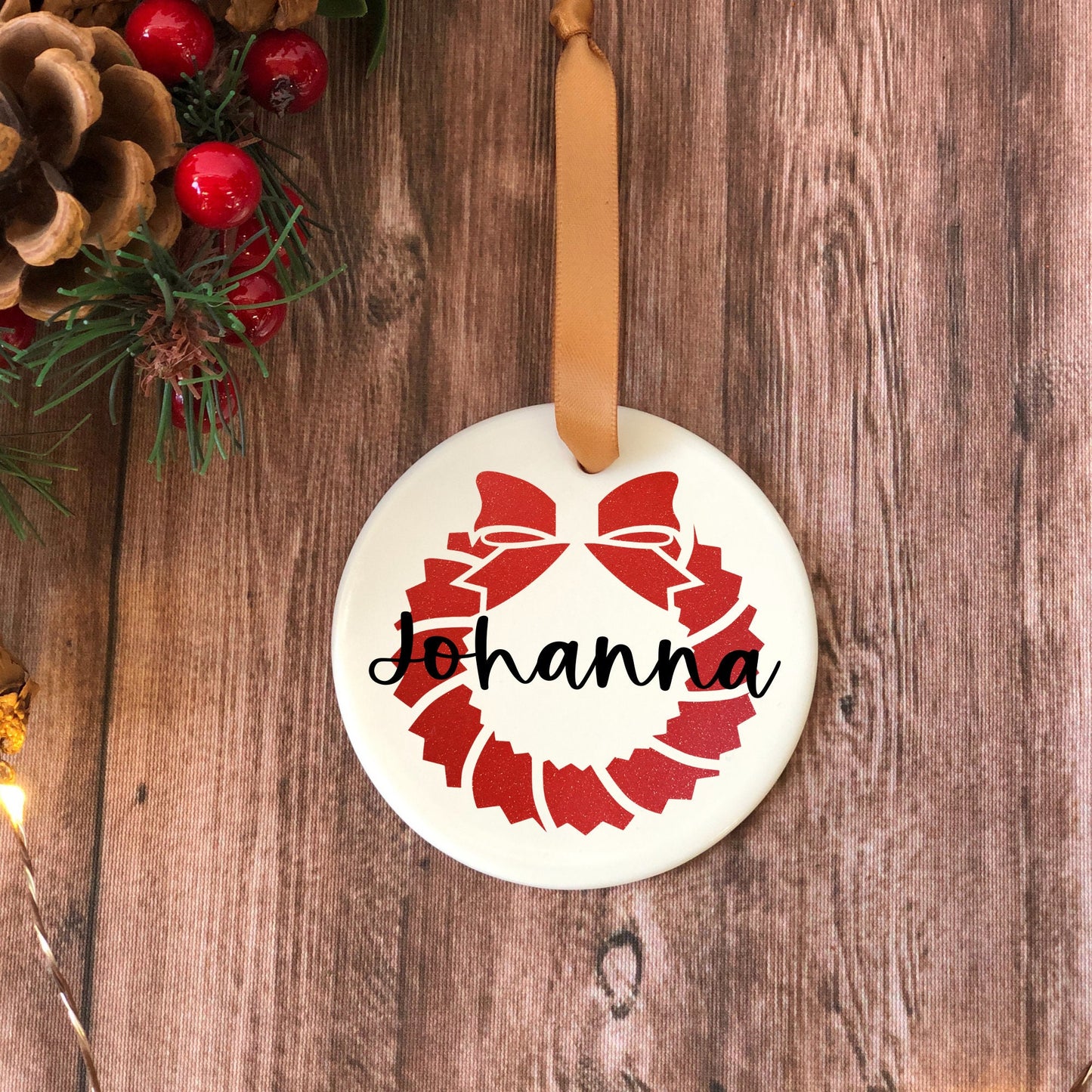 Weihnachtsanhänger Keramik mit Motiv - Anhänger personalisiert mit Namen - Weihnachtskugel Alternative - Geschenkanhänger - 7,5 cm