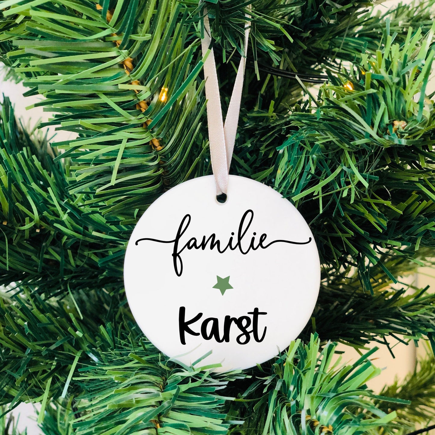 Weihnachtsanhänger Keramik Design Familie Nachname - Anhänger personalisiert Name - Weihnachtskugel Alternative - Geschenkanhänger - 7,5 cm