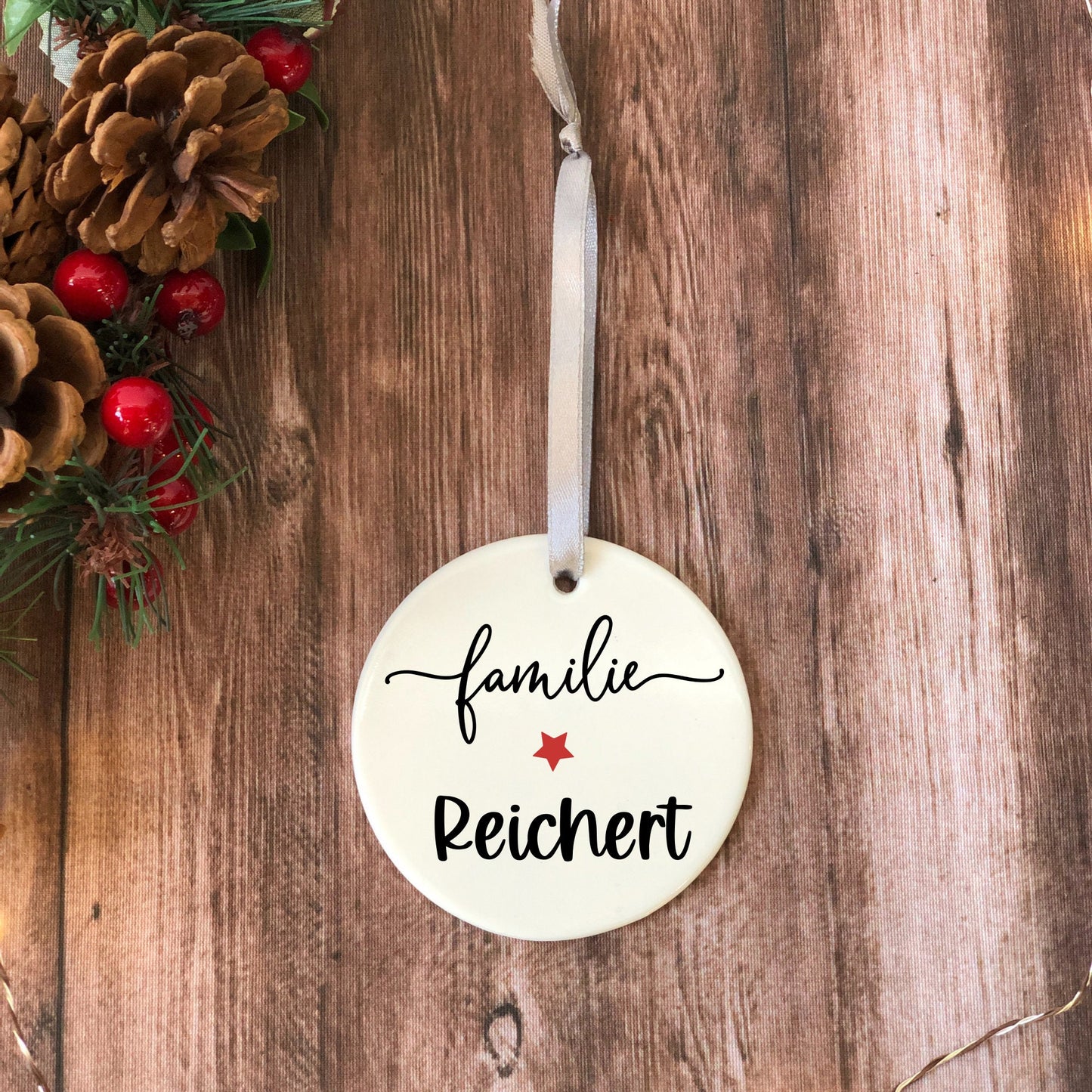 Weihnachtsanhänger Keramik Design Familie Nachname - Anhänger personalisiert Name - Weihnachtskugel Alternative - Geschenkanhänger - 7,5 cm