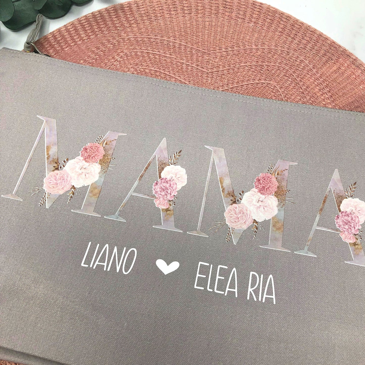 Kosmetiktasche für die MAMA in Grau - Pfingstrosen in Beige Rosé personalisiert mit Namen weiß